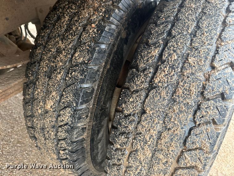 image for item EJ2823 1994 Ford F350 XLT Crew Cab flatbed pickup truck