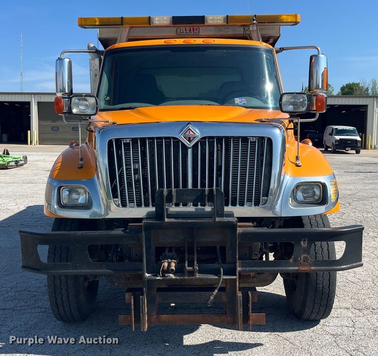 image for item EK8523 2004 International  7400 dump truck