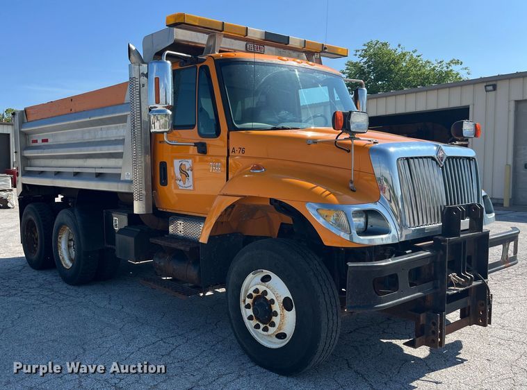 image for item EK8523 2004 International  7400 dump truck