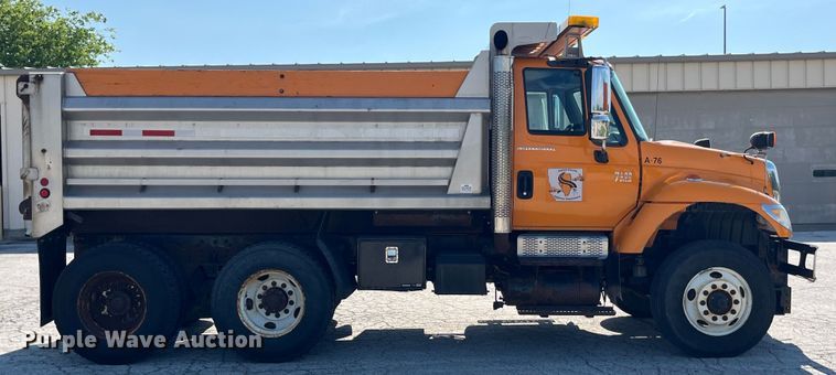 image for item EK8523 2004 International  7400 dump truck