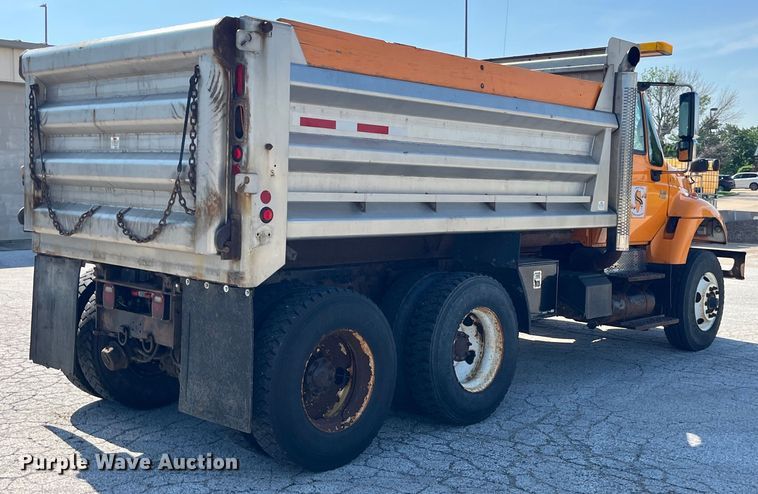 image for item EK8523 2004 International  7400 dump truck