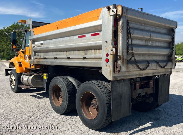 image for item EK8523 2004 International  7400 dump truck