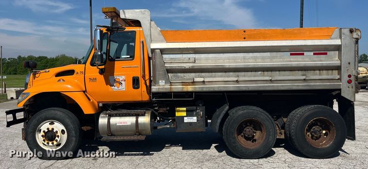 image for item EK8523 2004 International  7400 dump truck