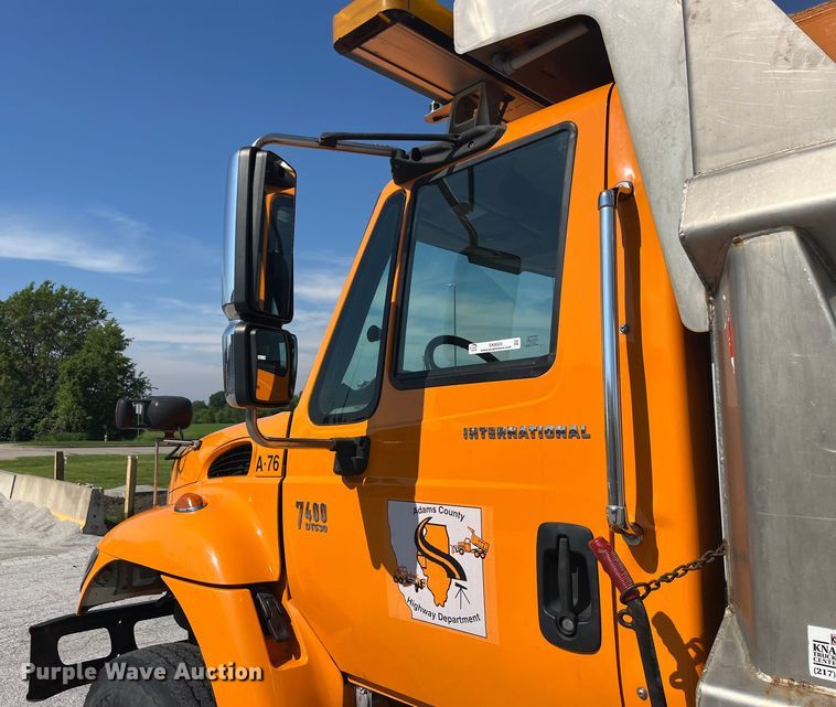 image for item EK8523 2004 International  7400 dump truck