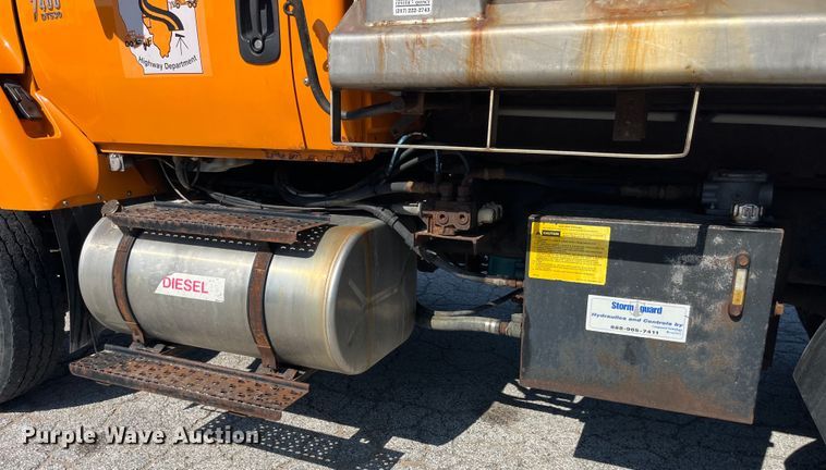 image for item EK8523 2004 International  7400 dump truck