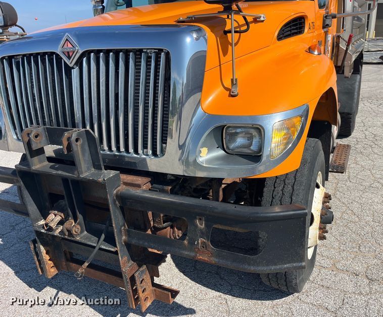 image for item EK8523 2004 International  7400 dump truck