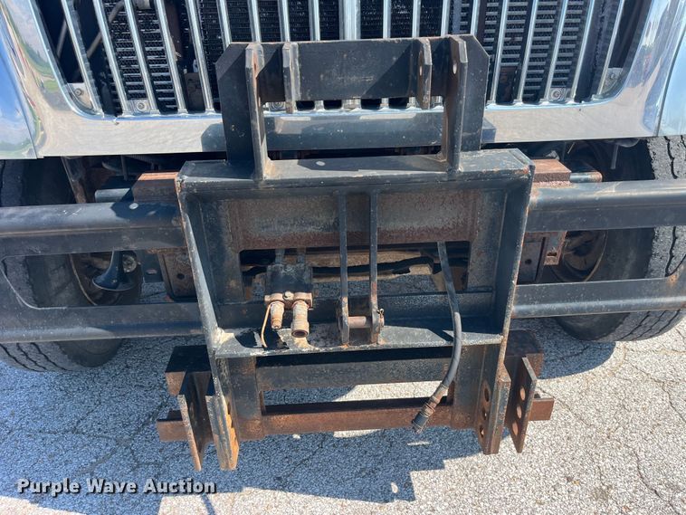 image for item EK8523 2004 International  7400 dump truck