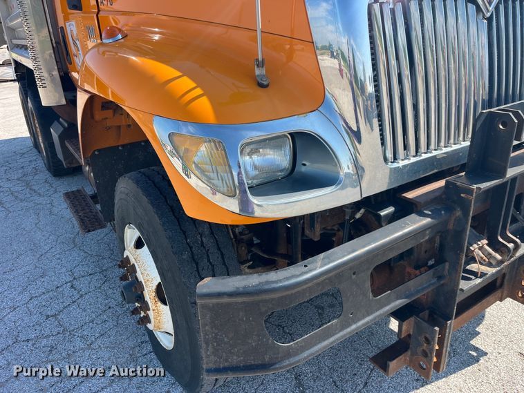 image for item EK8523 2004 International  7400 dump truck