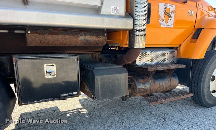 image for item EK8523 2004 International  7400 dump truck