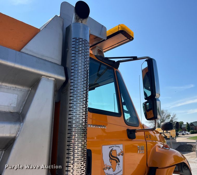 image for item EK8523 2004 International  7400 dump truck