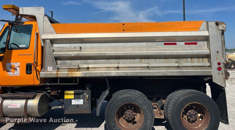 image for item EK8523 2004 International  7400 dump truck