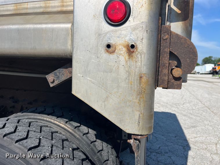 image for item EK8523 2004 International  7400 dump truck