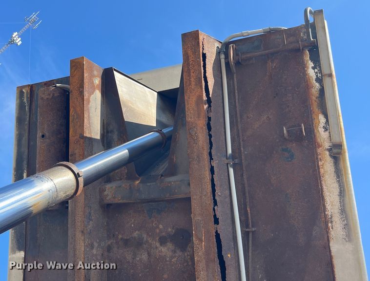 image for item EK8523 2004 International  7400 dump truck