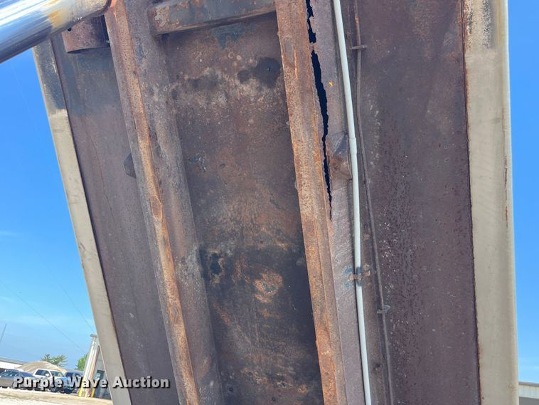 image for item EK8523 2004 International  7400 dump truck