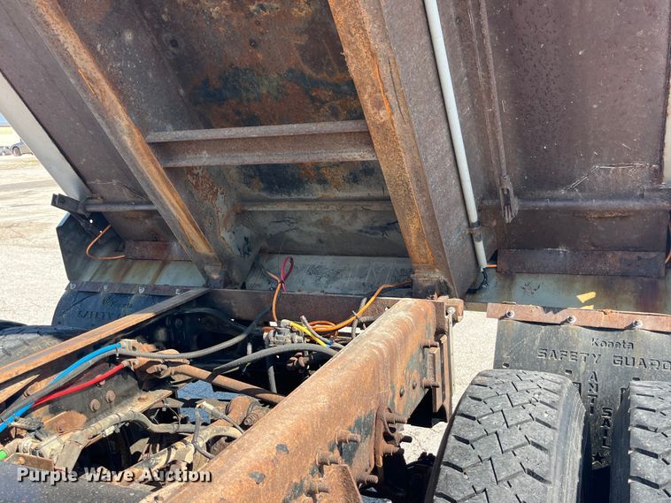 image for item EK8523 2004 International  7400 dump truck