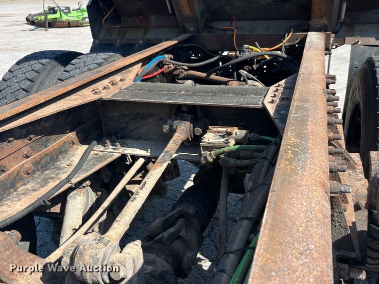 image for item EK8523 2004 International  7400 dump truck