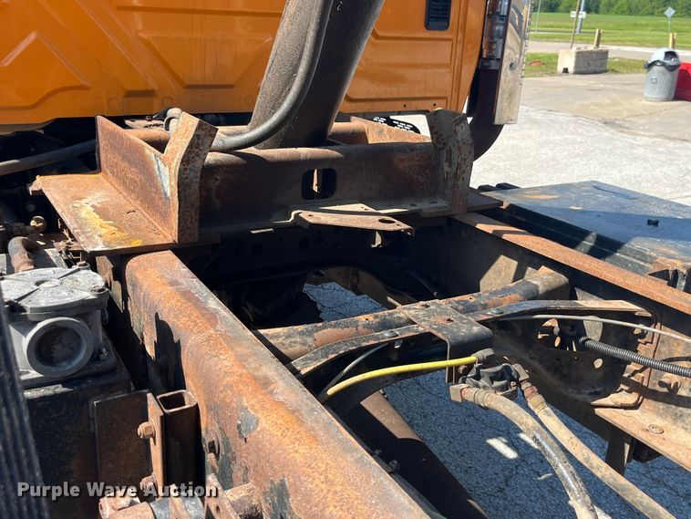 image for item EK8523 2004 International  7400 dump truck