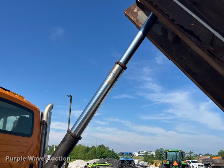 image for item EK8523 2004 International  7400 dump truck