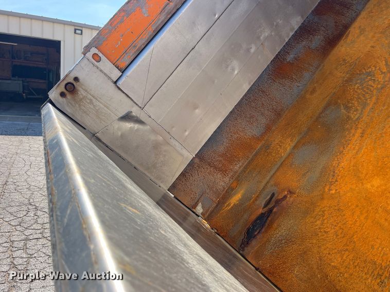 image for item EK8523 2004 International  7400 dump truck