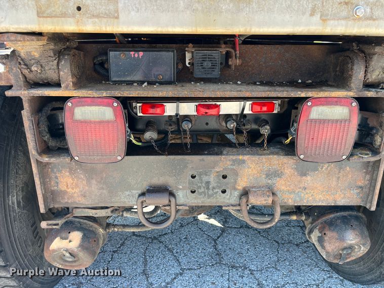 image for item EK8523 2004 International  7400 dump truck