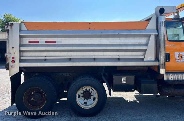 image for item EK8523 2004 International  7400 dump truck