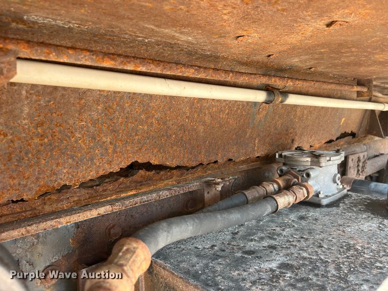 image for item EK8523 2004 International  7400 dump truck