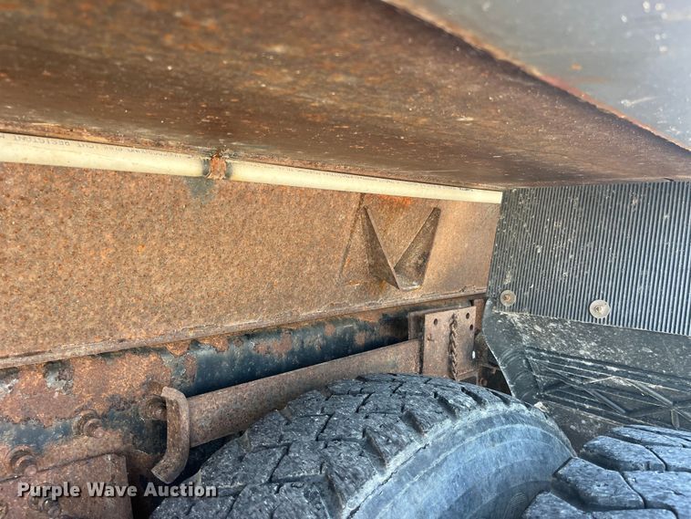 image for item EK8523 2004 International  7400 dump truck