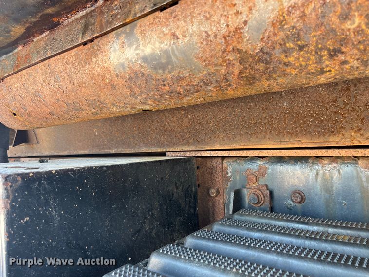 image for item EK8523 2004 International  7400 dump truck