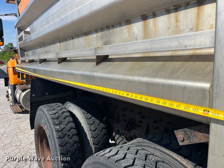 image for item EK8523 2004 International  7400 dump truck