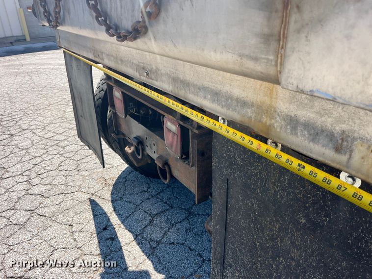 image for item EK8523 2004 International  7400 dump truck