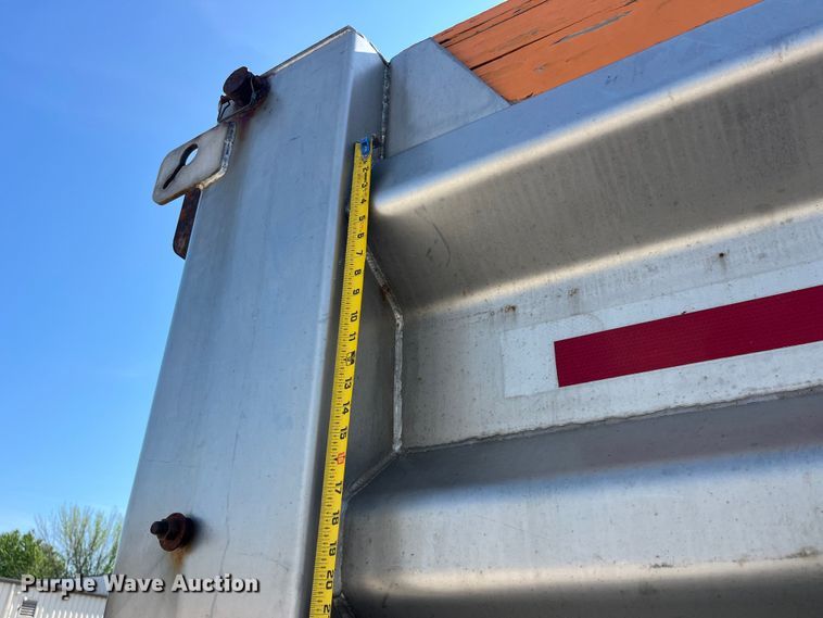 image for item EK8523 2004 International  7400 dump truck