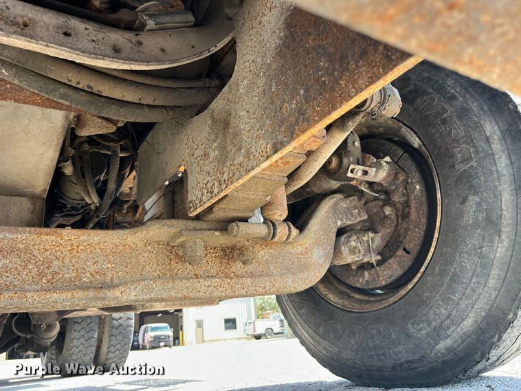 image for item EK8523 2004 International  7400 dump truck