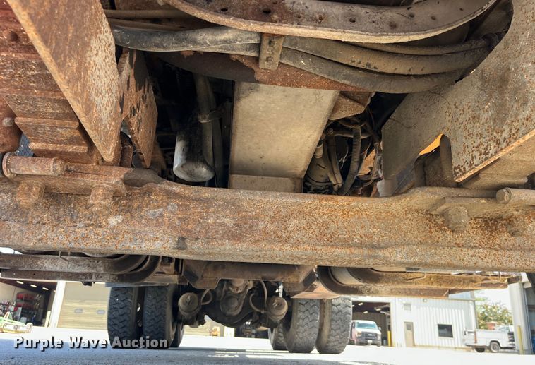 image for item EK8523 2004 International  7400 dump truck