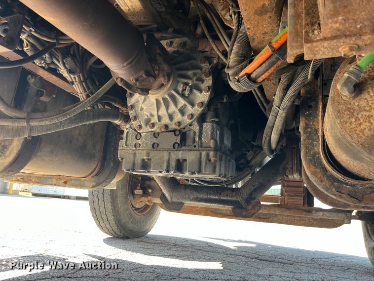 image for item EK8523 2004 International  7400 dump truck