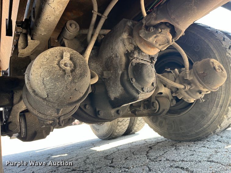 image for item EK8523 2004 International  7400 dump truck