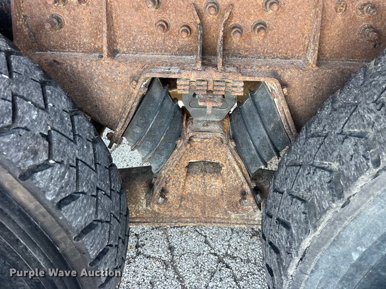 image for item EK8523 2004 International  7400 dump truck