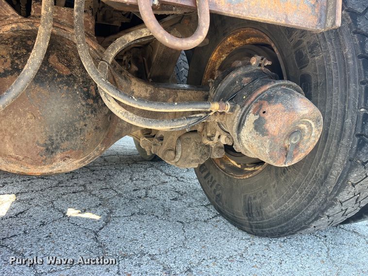 image for item EK8523 2004 International  7400 dump truck