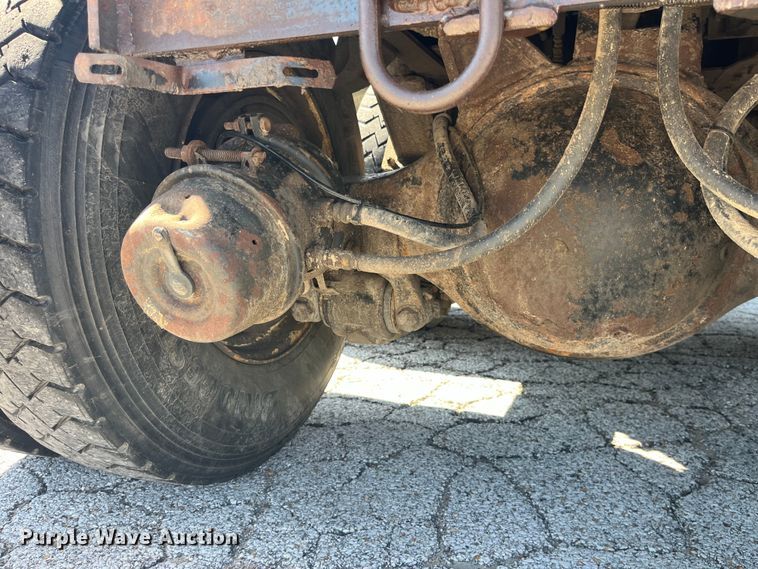 image for item EK8523 2004 International  7400 dump truck