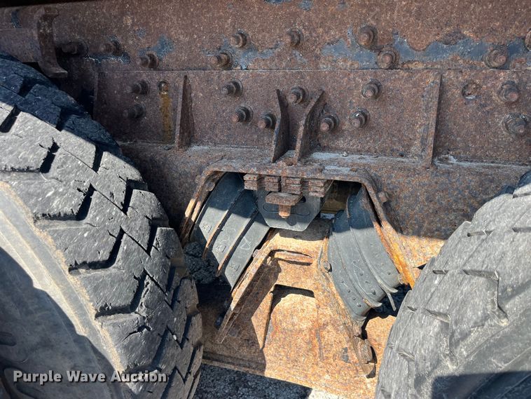 image for item EK8523 2004 International  7400 dump truck