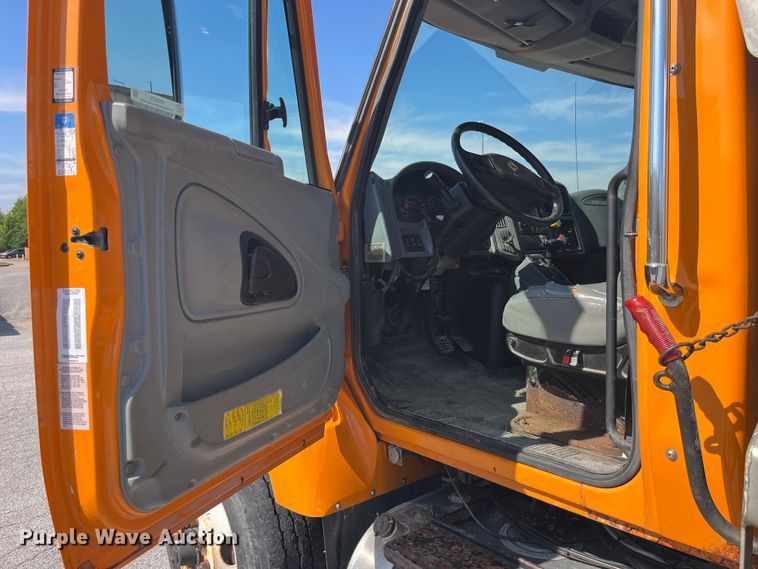 image for item EK8523 2004 International  7400 dump truck