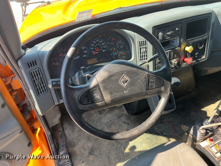 image for item EK8523 2004 International  7400 dump truck