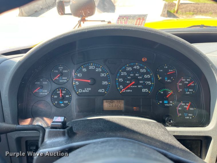 image for item EK8523 2004 International  7400 dump truck