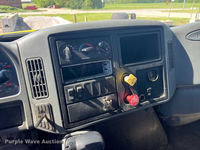 image for item EK8523 2004 International  7400 dump truck