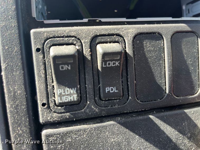 image for item EK8523 2004 International  7400 dump truck