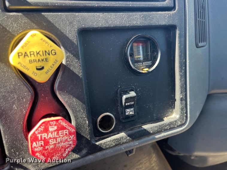 image for item EK8523 2004 International  7400 dump truck