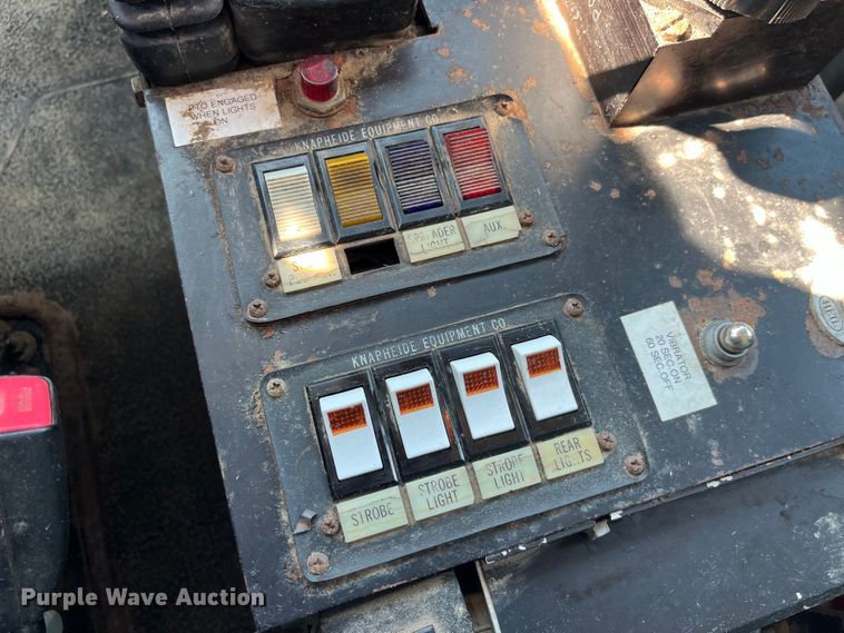 image for item EK8523 2004 International  7400 dump truck