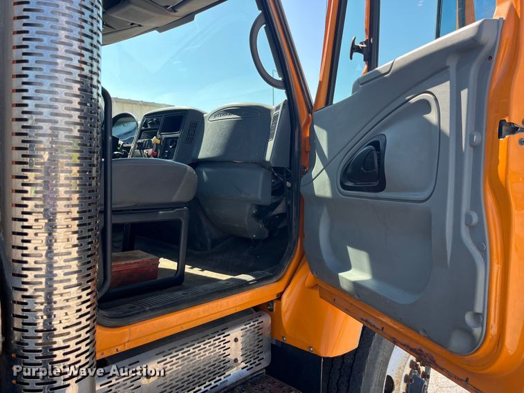 image for item EK8523 2004 International  7400 dump truck