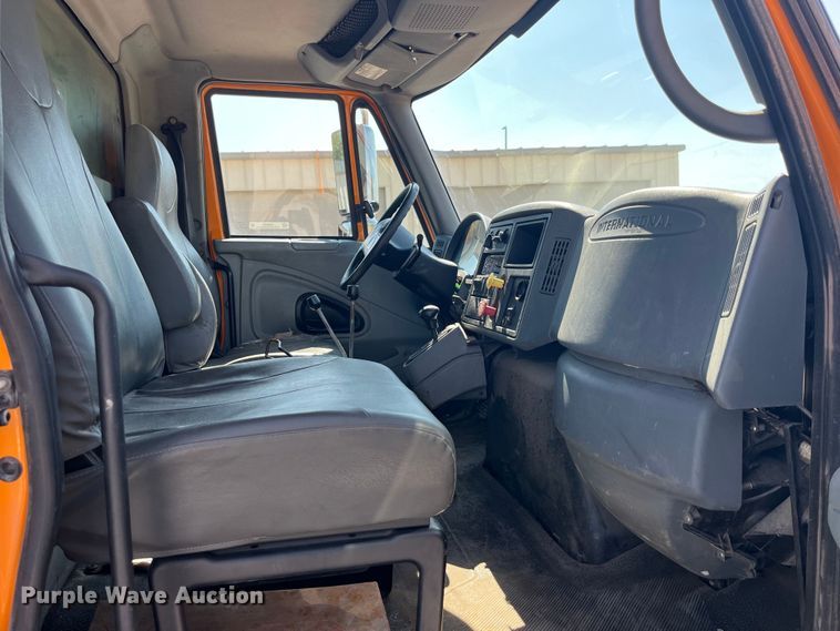 image for item EK8523 2004 International  7400 dump truck