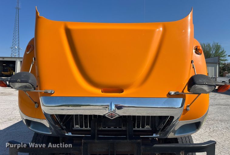 image for item EK8523 2004 International  7400 dump truck