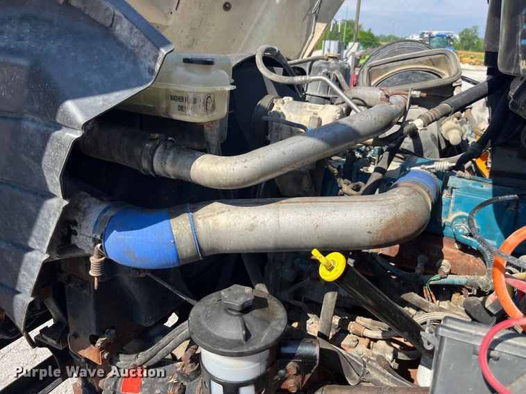 image for item EK8523 2004 International  7400 dump truck